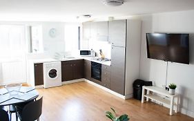 Large Ground Floor Pet Friendly 2 Bedroom Apartment With Free Parking